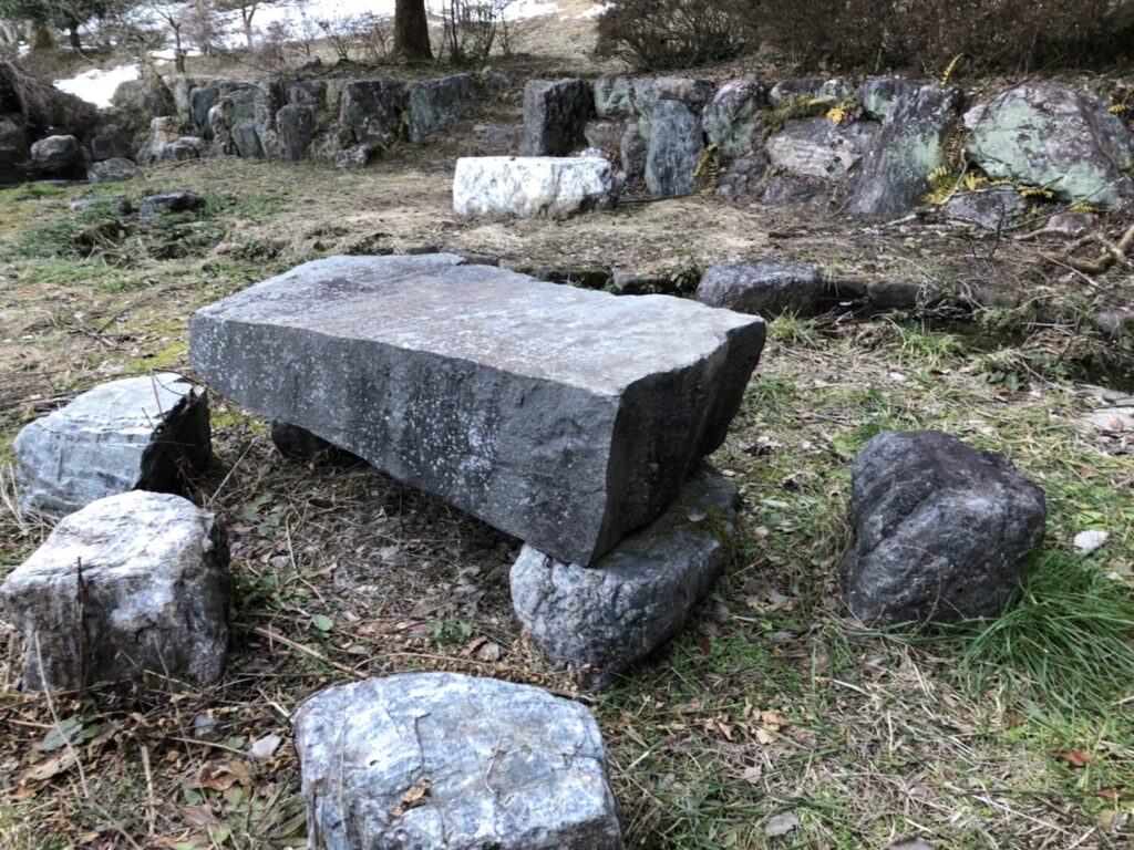 石のテーブル