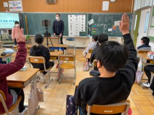 山県市　大桑小学校